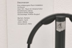 Skulpturale Verfremdung von Tonträgern mit Klangerzeugnis